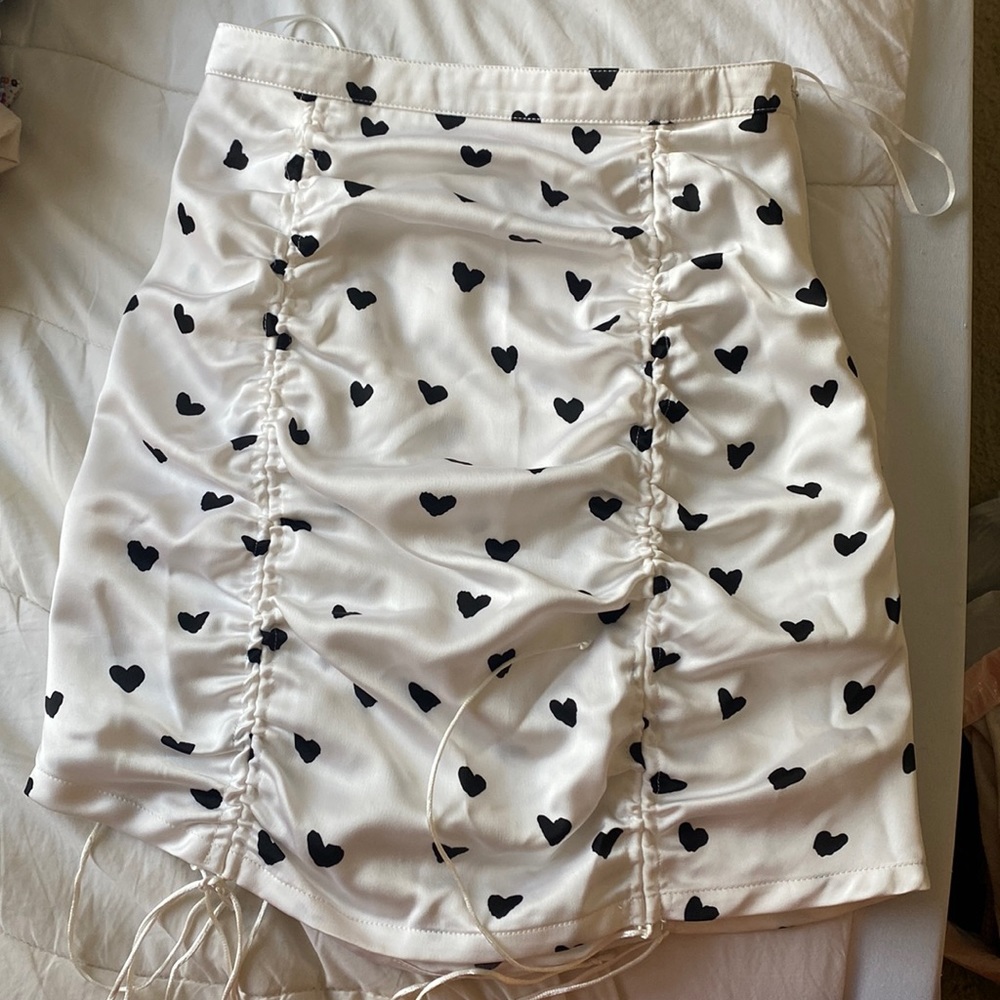 Valentines Day-Verge Girl white skirt with black hearts